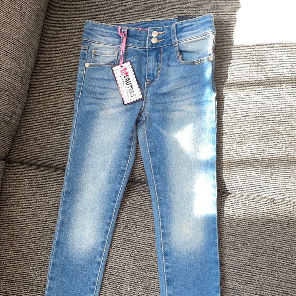 Never worn cute jeans for kids, size 4 and stretchy and 2 different colors🥺